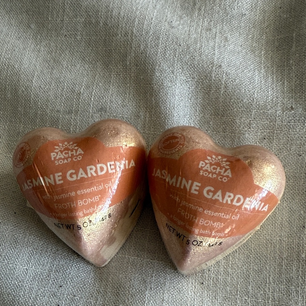 Pair of Pacha Soap Co. Jasmine Gardenia Froth Bombs